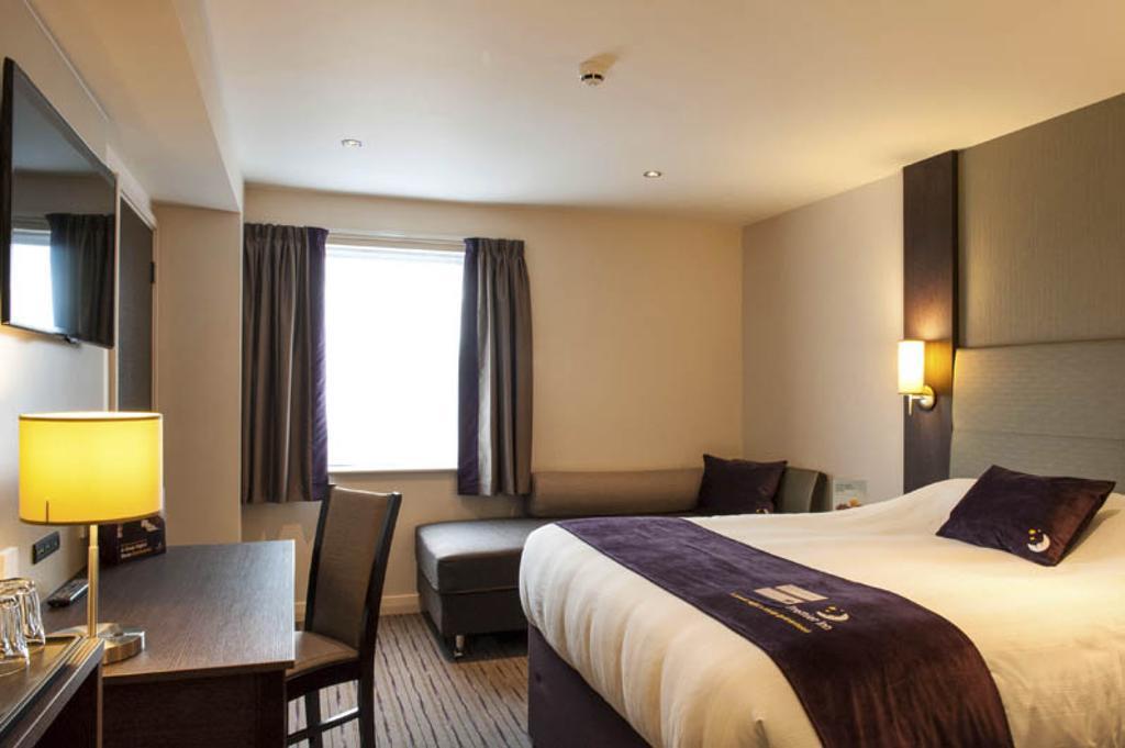 Premier Inn London Croydon West - Purley A23 Room photo
