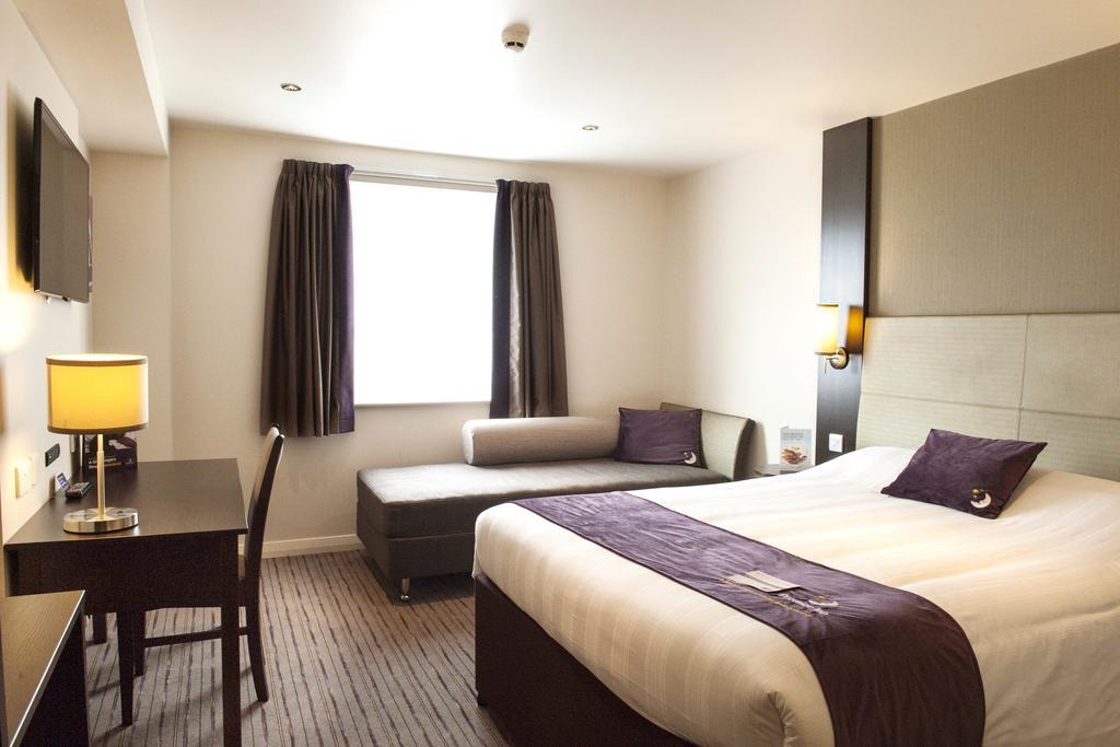 Premier Inn London Croydon West - Purley A23 Room photo